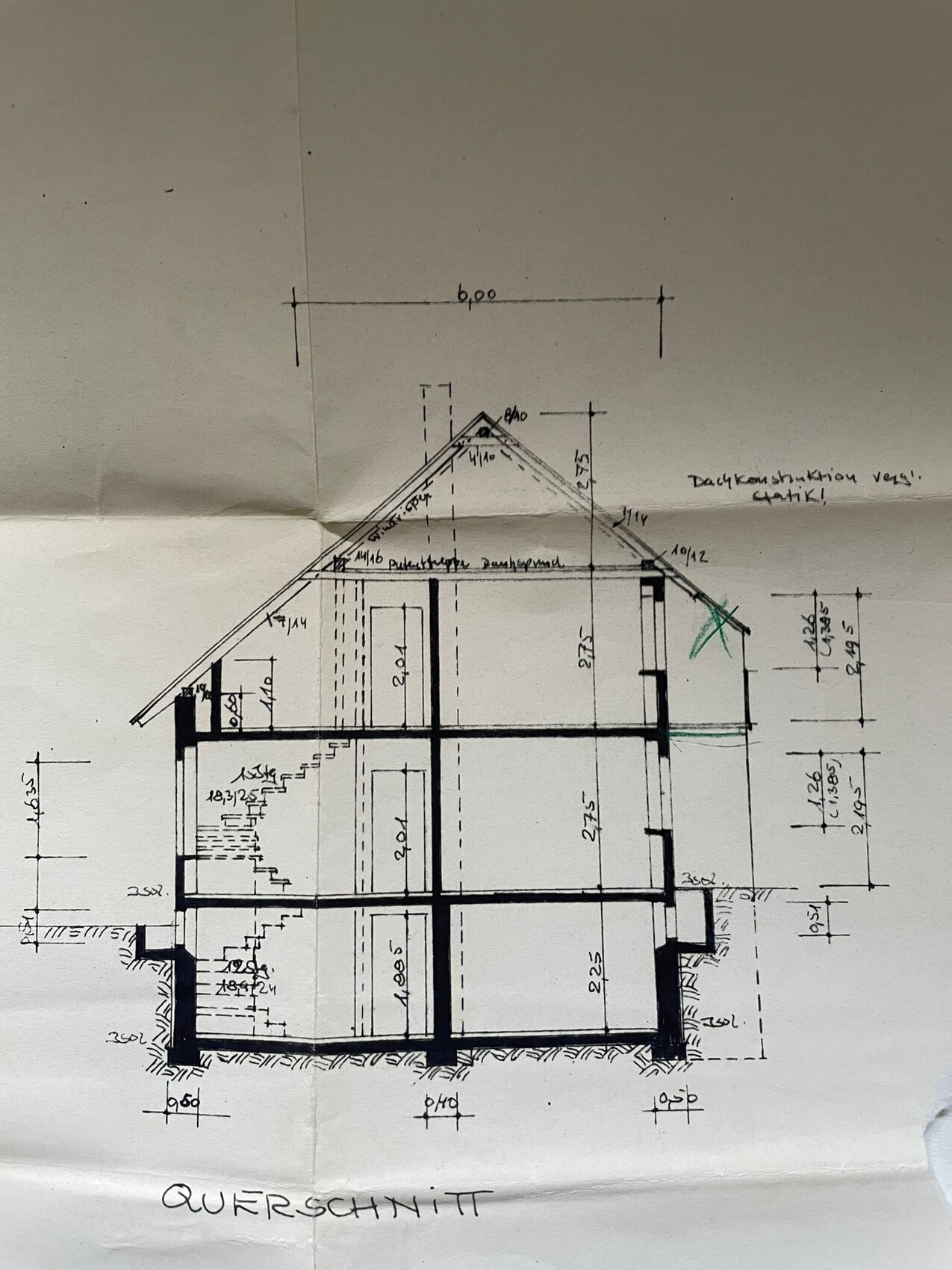 Querschnitt eines mehrstöckigen Hauses mit Dachstuhl, Treppen und Maßlinien.