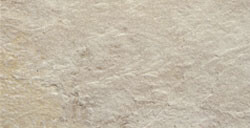 Nahaufnahme einer rauen Steinwandtextur in beige für Außenfassade.