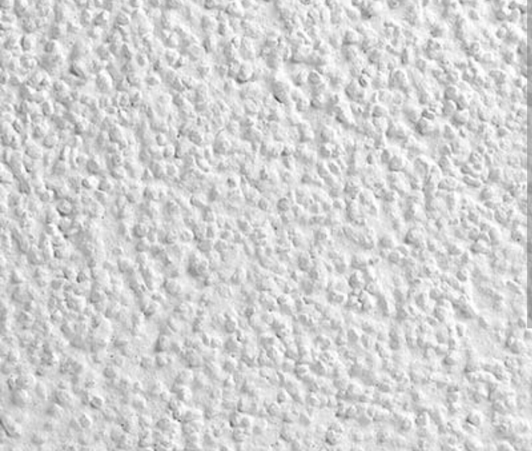Nahaufnahme einer grob texturierten weißen Putzwand