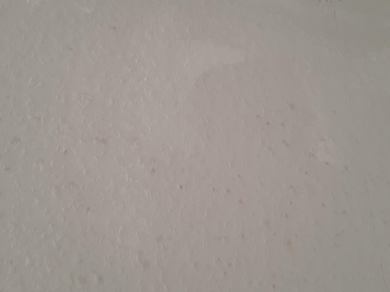 rauhes-weisse-wand-textur-mit-kleinen-flecken.jpg