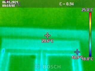 Thermografisches Innenraumbild: Temperaturverteilung grün/blau, Messpunkt 20–21°C.