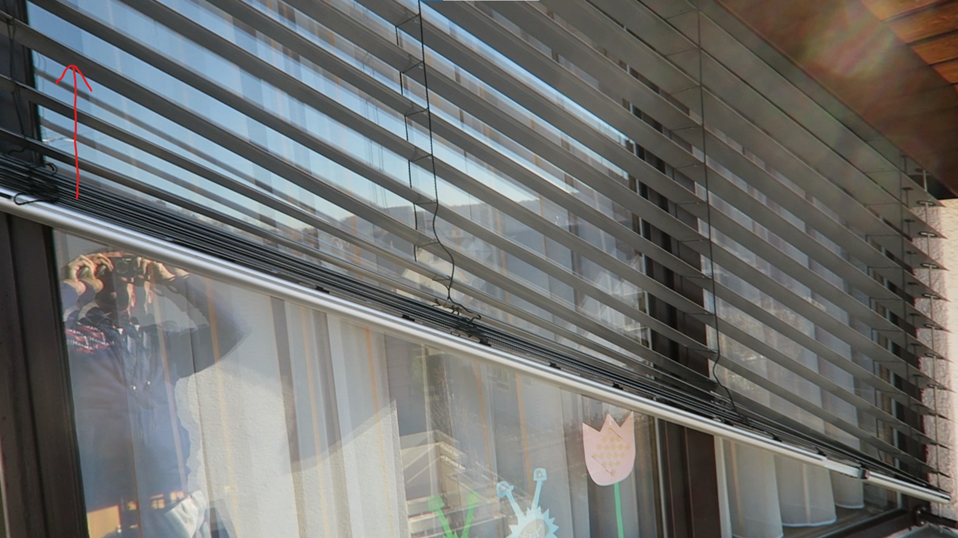 reflexa-raffstore-fuer-schraege-fenster-asyflex-zerstoeren-sich-selbst-517040-1.jpg