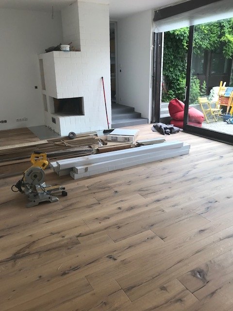 renovierung-wohnzimmer-innenausbau-bodenbelag-holzoptik.jpg