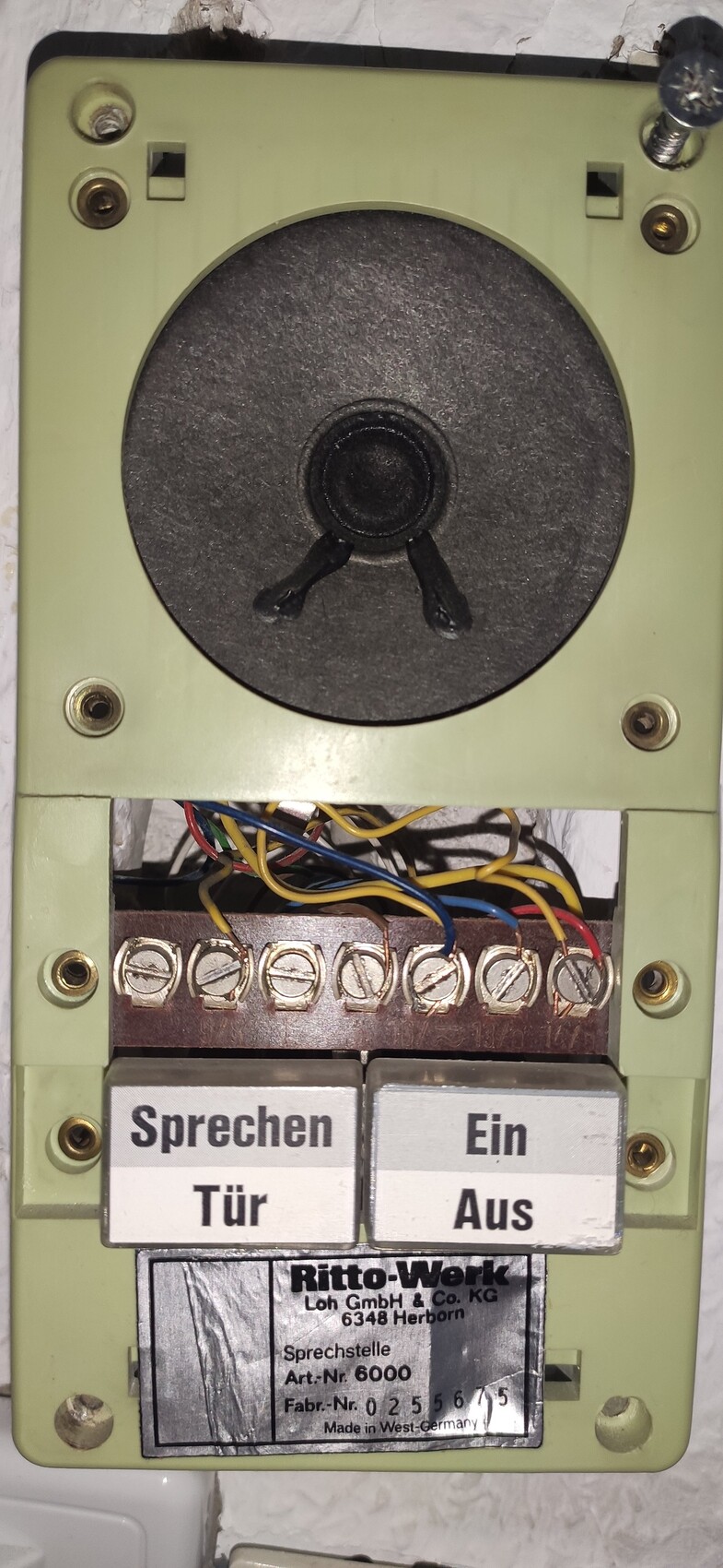 Alte Türsprechanlage mit Schraubklemmen, Drähten und zwei Tasten Sprechen/Tür und Ein/Aus.