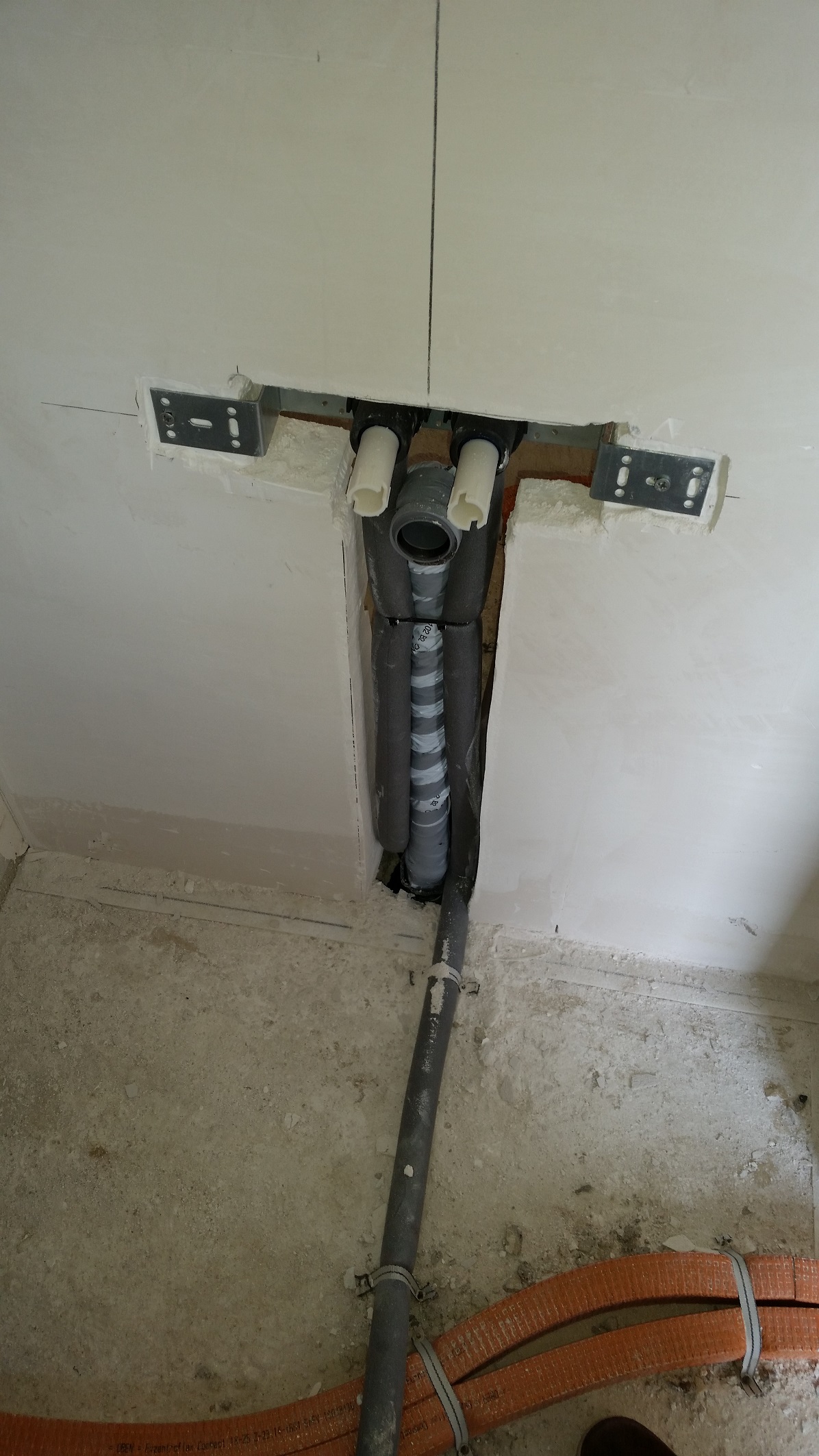 rigips-gipsdielenwand-schlafzimmer-dusche-installationen-143677-1.jpg