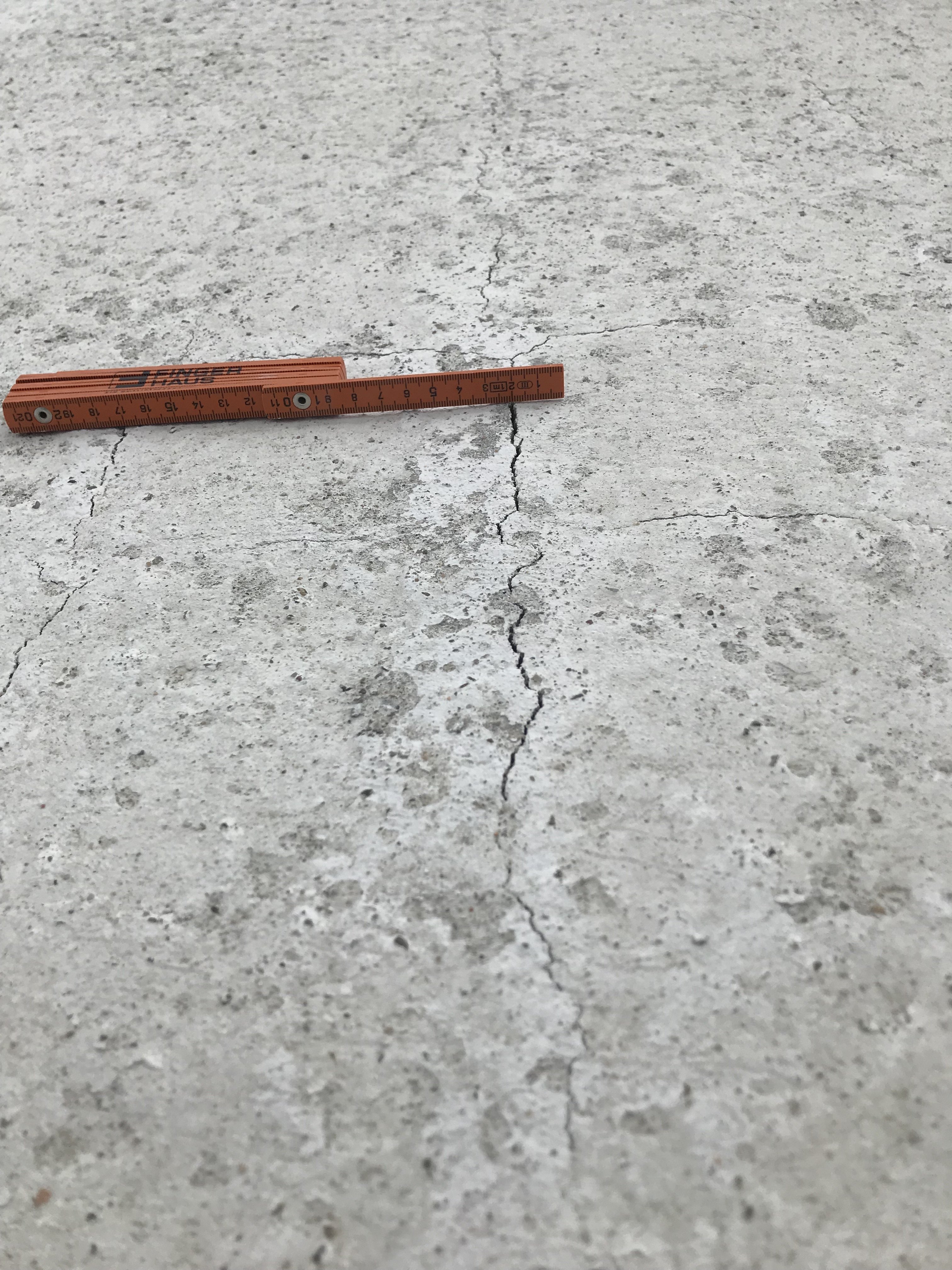risse-in-betondecke-mangel-330236-3.JPG