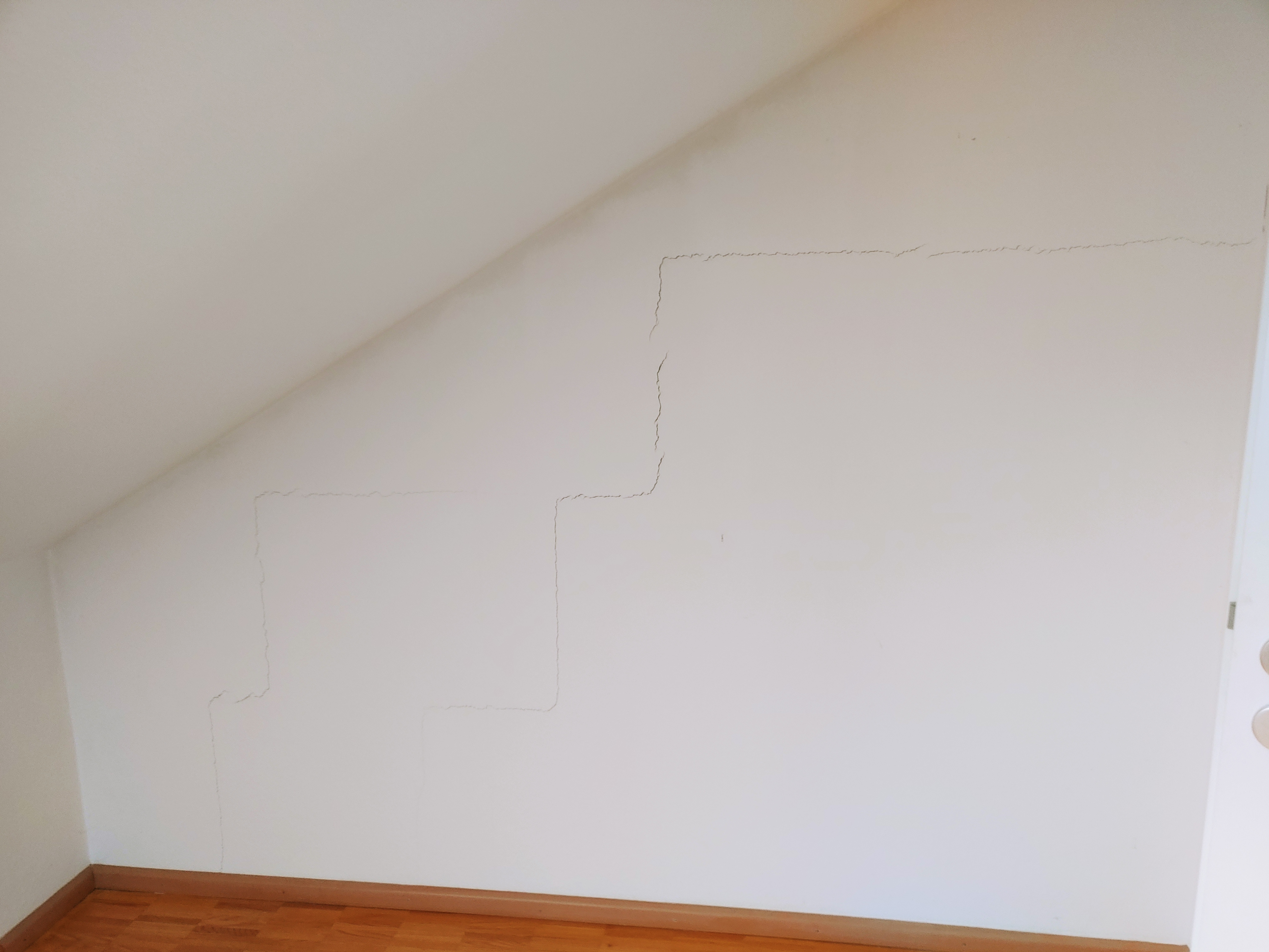 risse-in-der-seitenwand-rmh-dachgeschoss-512847-1.jpg