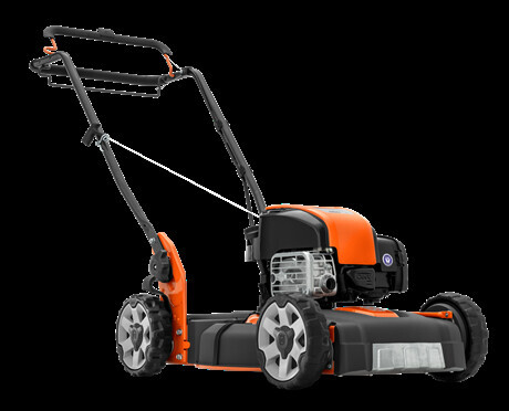 Orangefarbener und schwarzer Rasenmäher mit Griffen im Garten