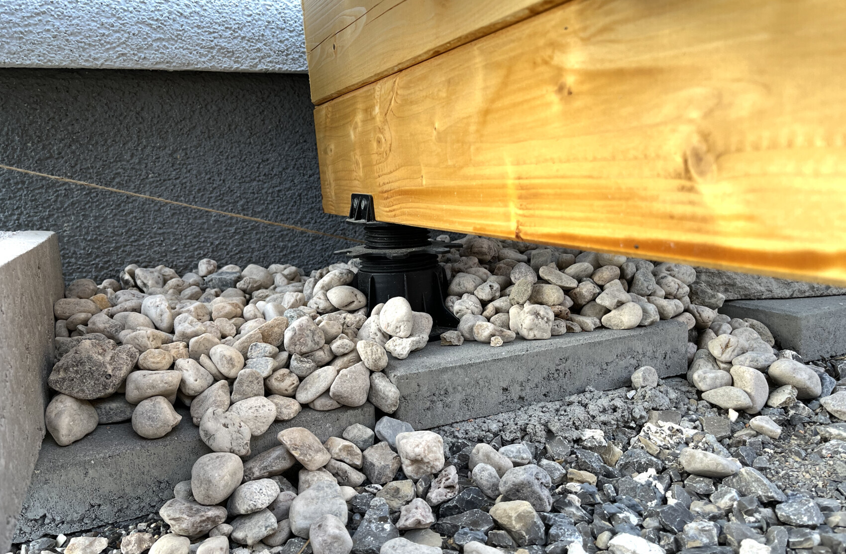 robuste-holzbau-unterkonstruktion-mit-fundament-und-grundkies.png