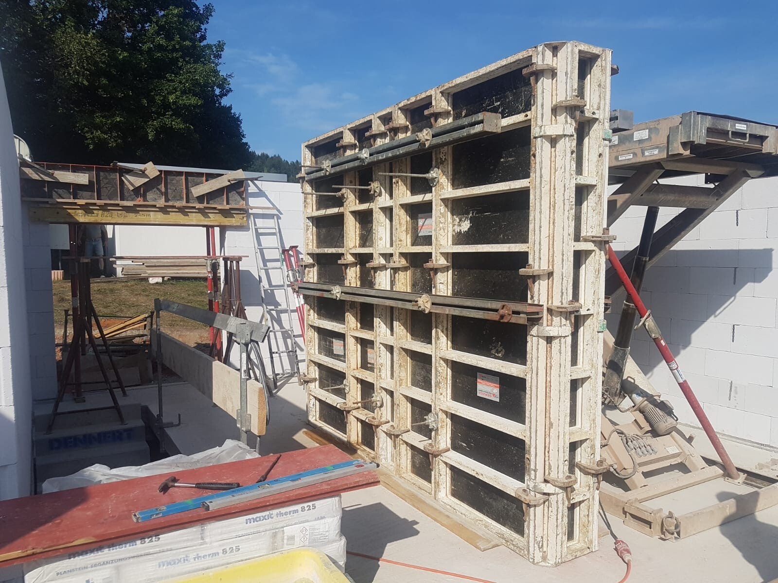 Große Holz-Schalung für Betonform, Baustelle mit Leiter und Gerüst.
