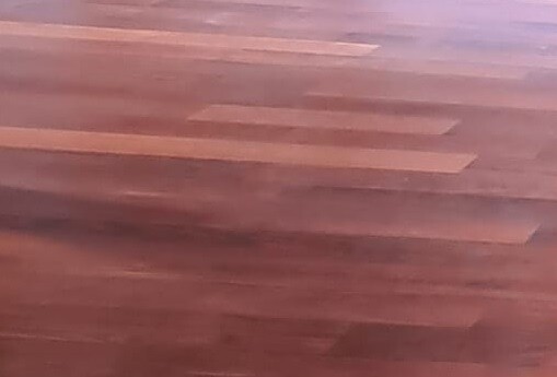 Holzboden mit braunen Holzplanken, leicht unscharf.