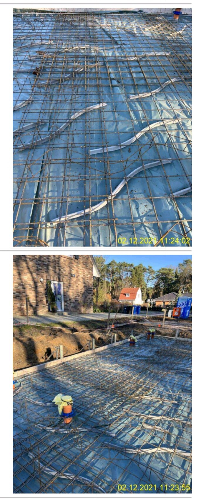 Bewehrungsstahlgitter liegt auf blauer Baufolie während Fundamentarbeiten auf einer Baustelle.
