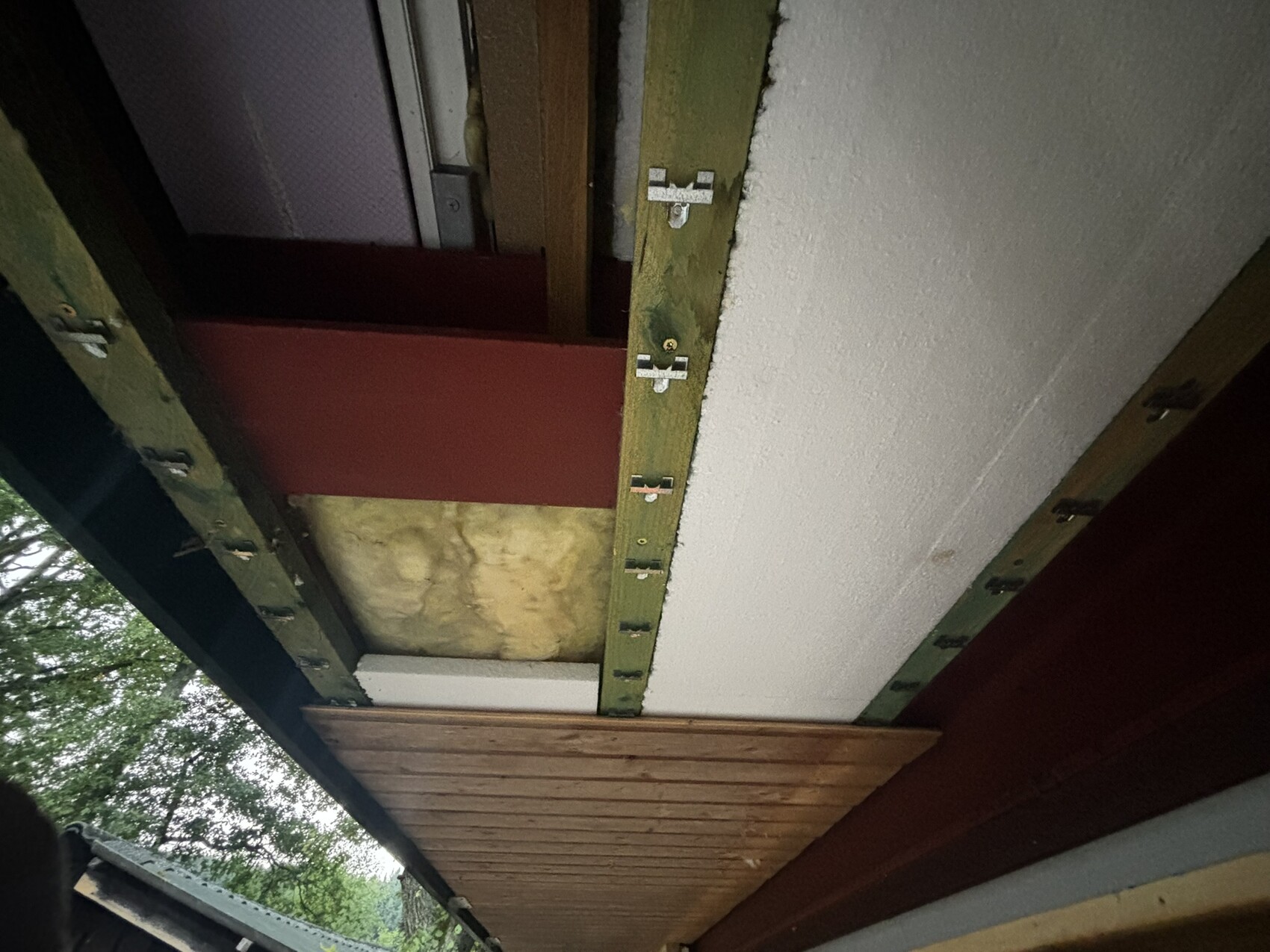 Unterkonstruktion eines Rohbaus mit Dämmung und Holzrahmen sichtbar