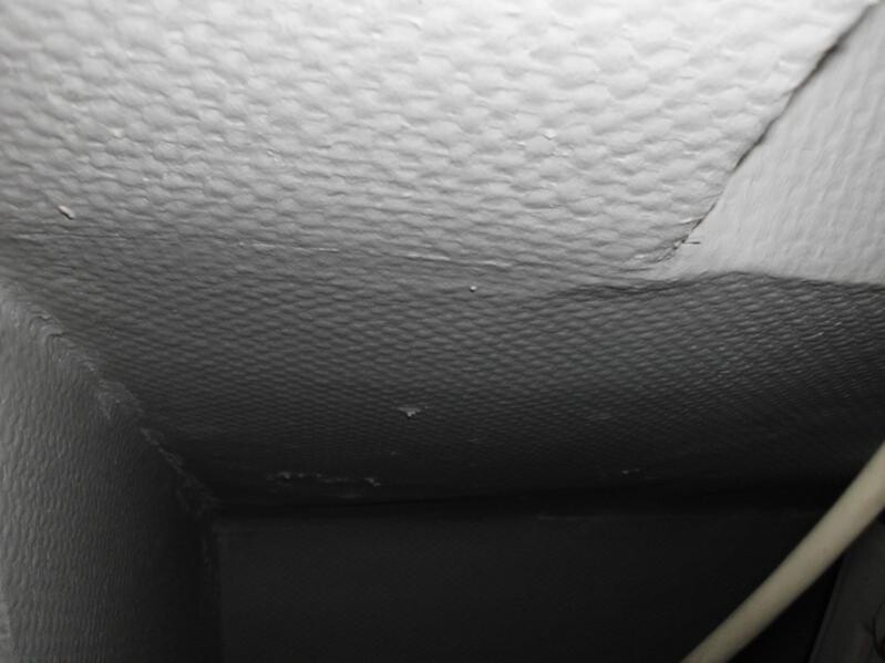 Rohbau-Decke mit rauer Textur im Innenraum, Kabel sichtbar
