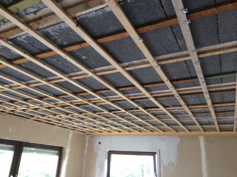 Holzrahmen-Deckenunterkonstruktion im Rohbau eines Hauses mit Dämmung