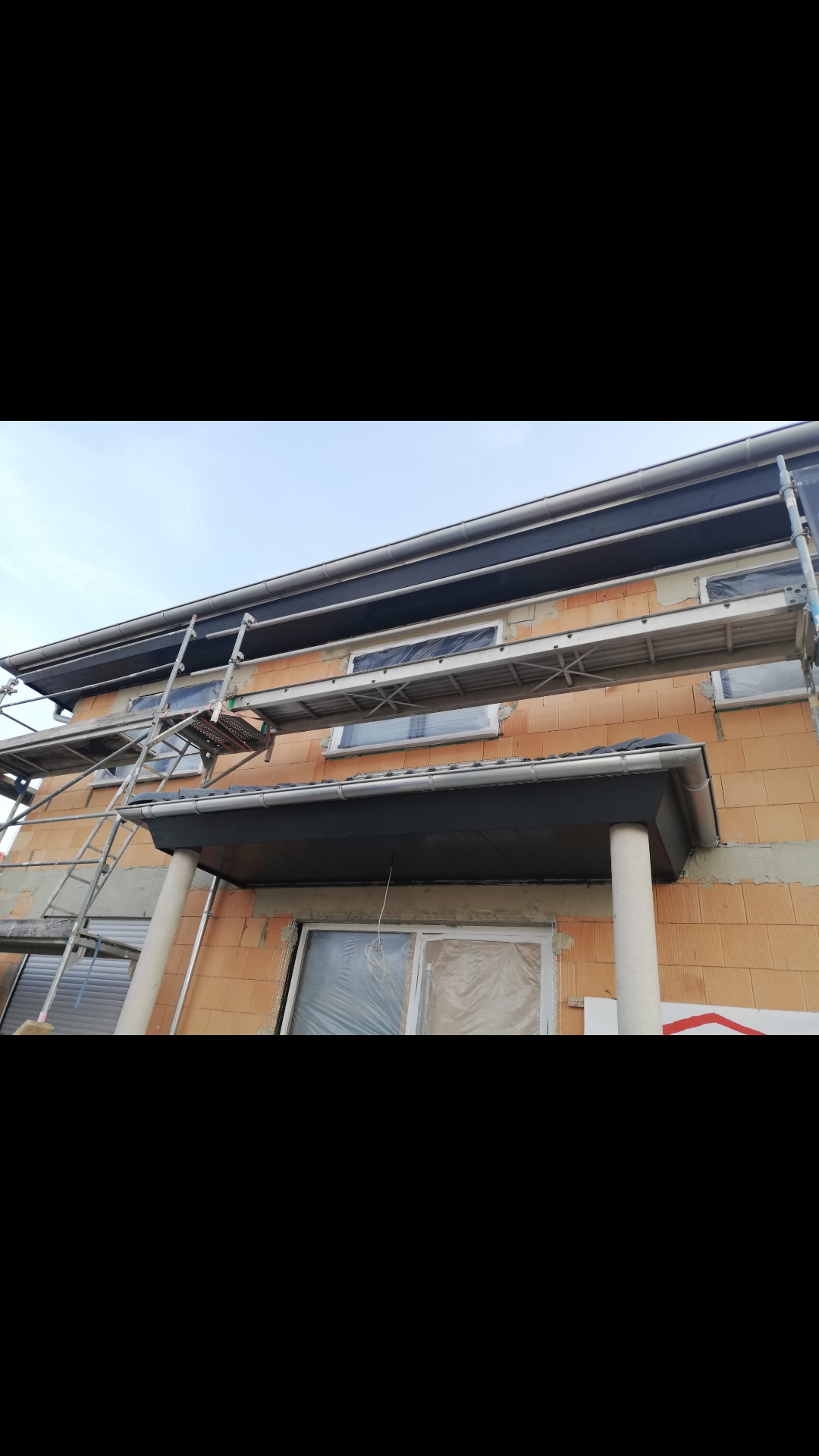 rohbau-fassade-geruest-bauarbeiten-hausbau.jpg