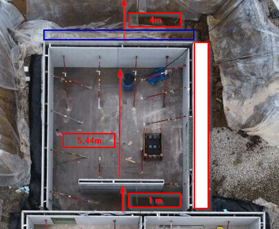 Rohbau-Fundament: Baugrube mit Schalung, Bewehrung und Materialien