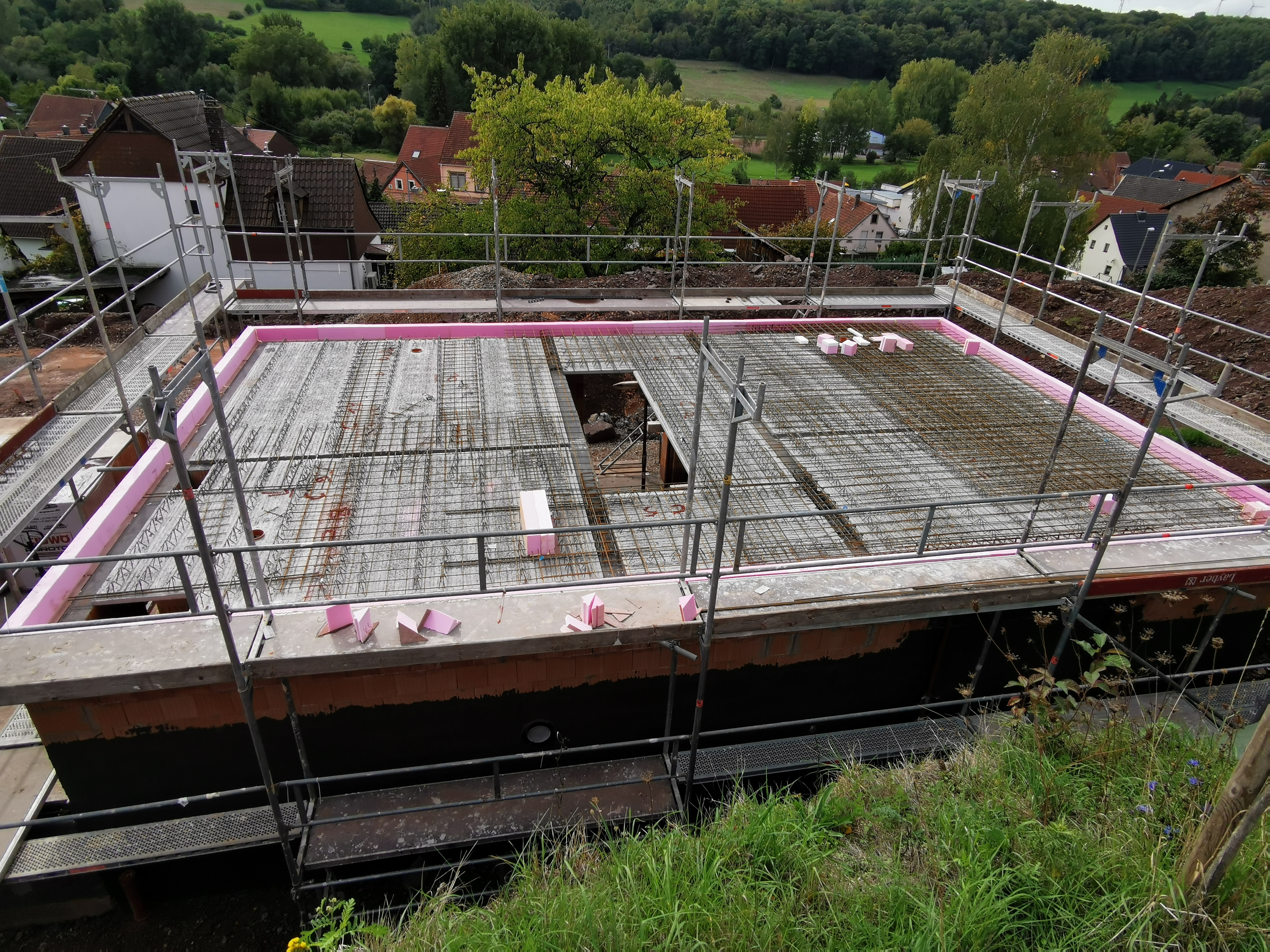 rohbau-fundament-bau-konstruktion-mit-stahlbewehrung-und-schalungen.jpg