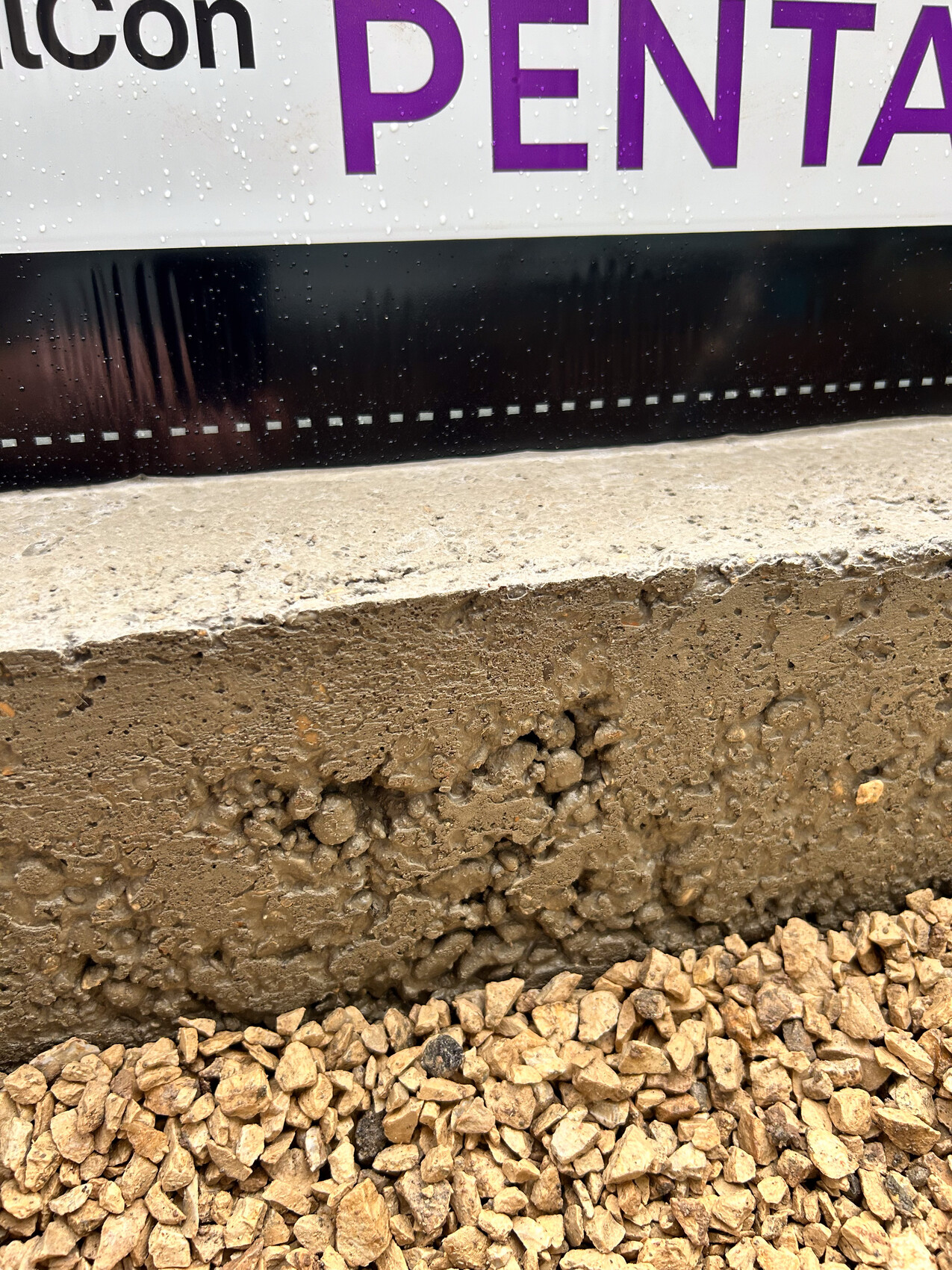 Rohbau-Fundament aus Beton mit Kies am Bauplatz