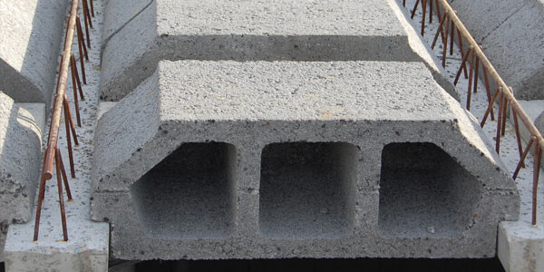 Rohbau-Fundament aus Betonblöcken mit Bewehrungsstahl an der Seite