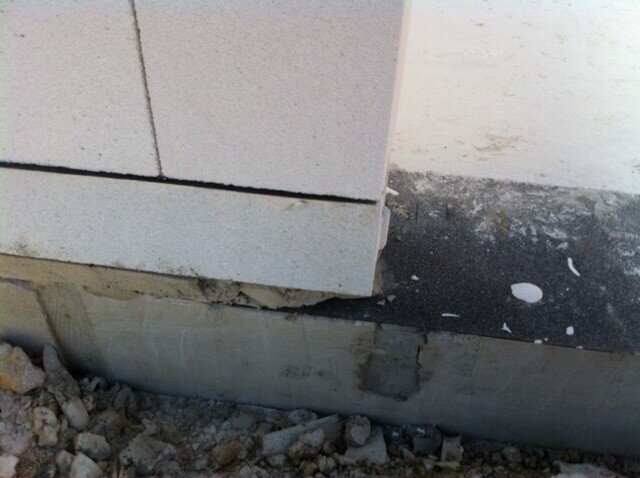 Baustellenfundament aus Betonblöcken am Baugrund mit Erdreich