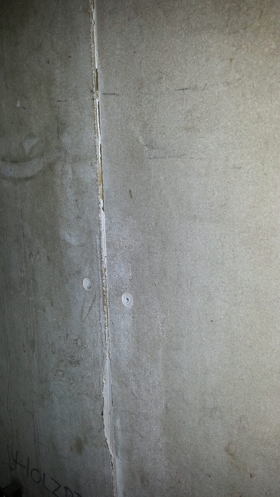 Rohbau-Betonwand mit Fuge und Bolzen im Fundamentbereich