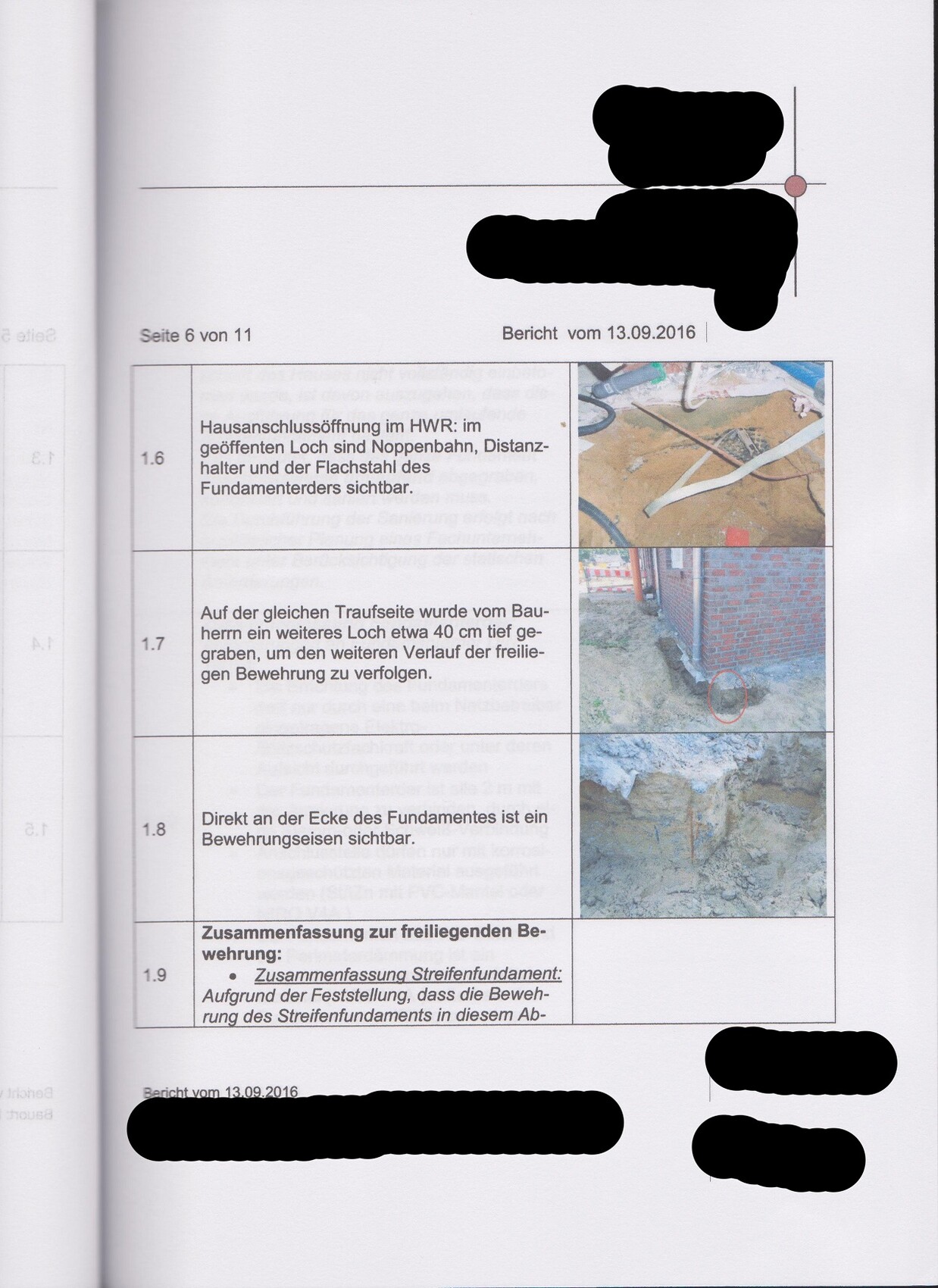 Foto einer Baugrube mit Fundamentarbeiten und Bewehrung neben einer Ziegelwand im Baubericht
