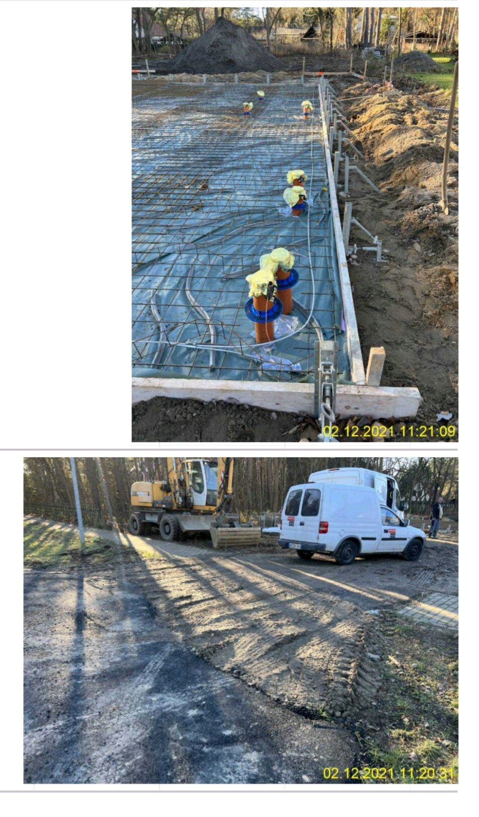 Baustelle: Fundament mit Stahlbewehrung, Arbeiter in Gelbhelmen; Bagger und weißer Lieferwagen.