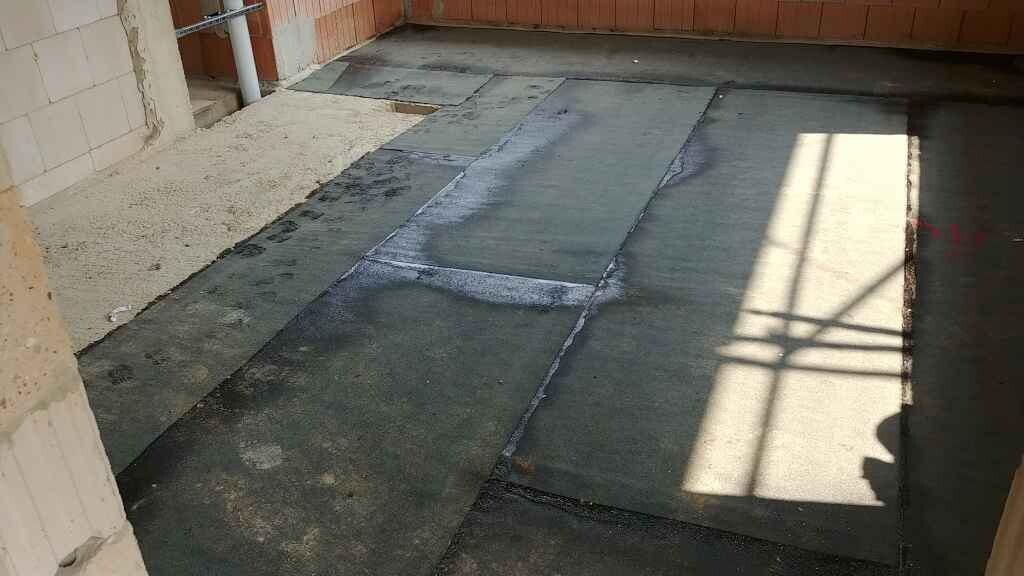 Rohe Bodenplatte und Fundament auf Baustelle mit Betonplatten