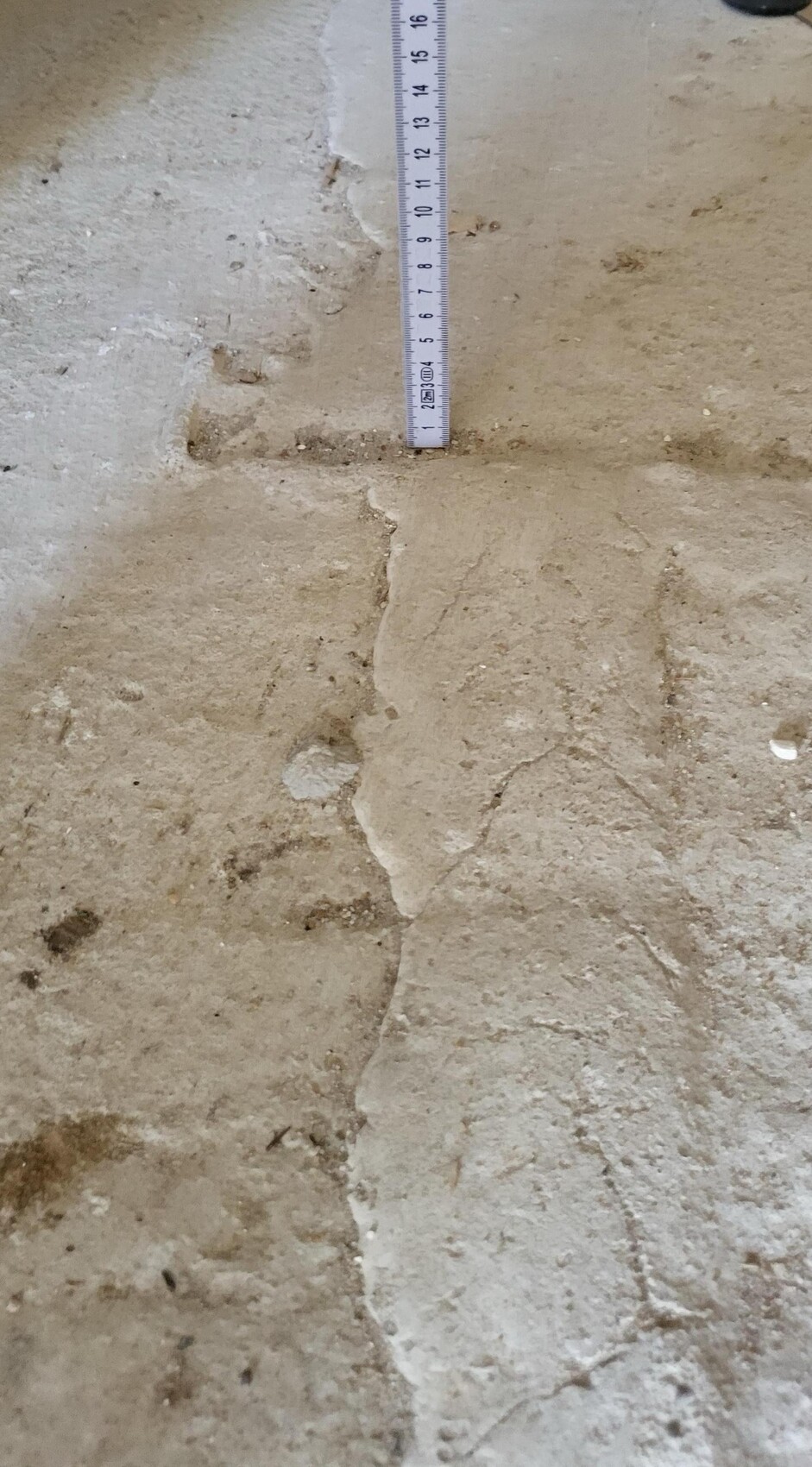 Rohbau-Fundament-Bodenplatte mit Messband auf Baustelle