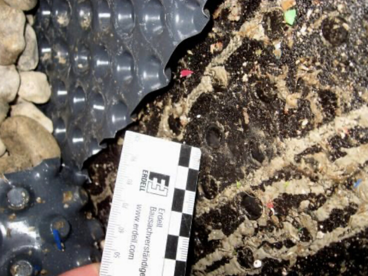 Forensische Messskala neben Schlamm- und Kieselprobe, Nahaufnahme