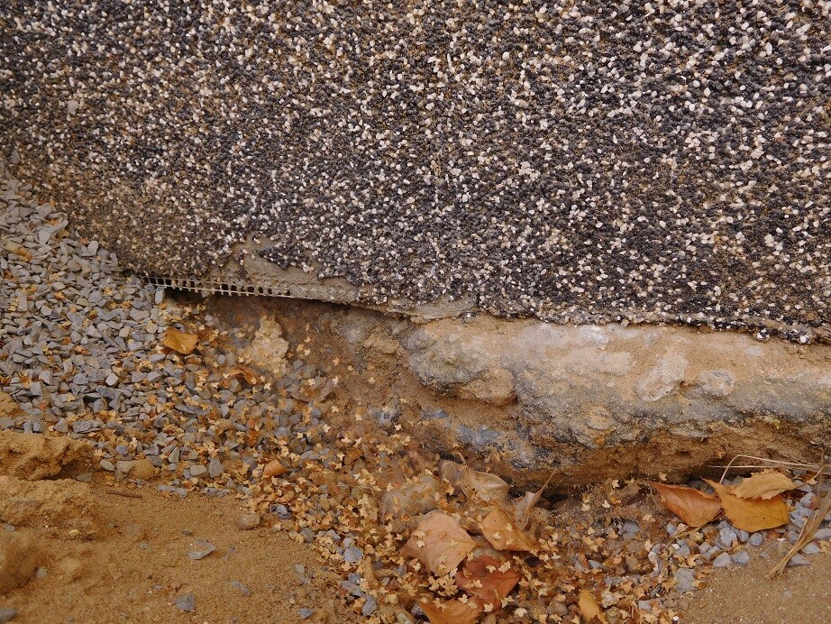 Fundament und Erdarbeiten bei Bauarbeiten mit Kies und Steinresten sichtbar