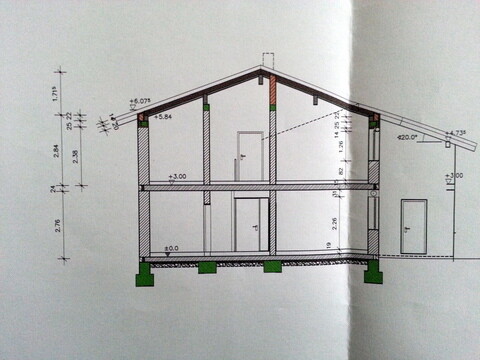 Schnitt durch ein zweigeschossiges Haus mit Fundament, Wänden und Dachkonstruktion.