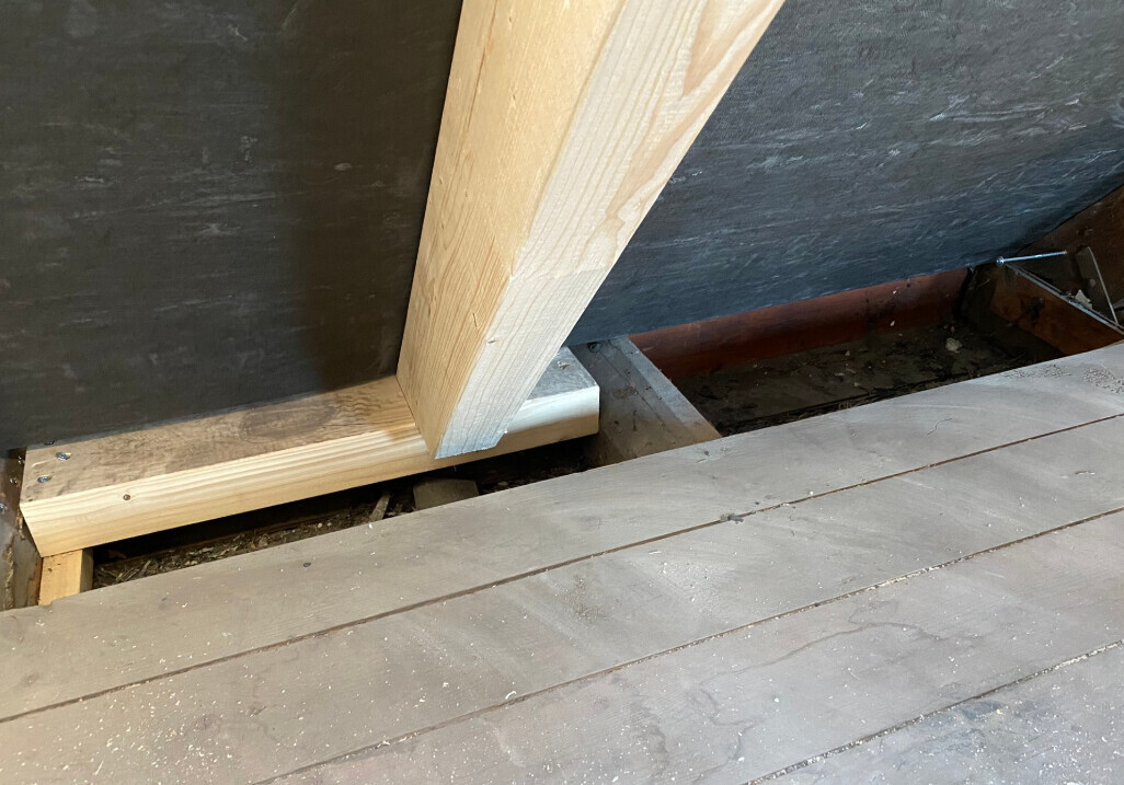 Unbearbeitete Holzkonstruktion mit Bodenbalken und Dielen im Rohbau