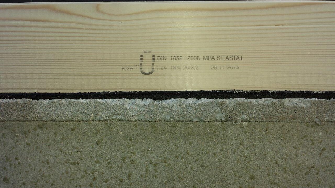 Holzbauelement über Betonfundament mit DIN-Stempel