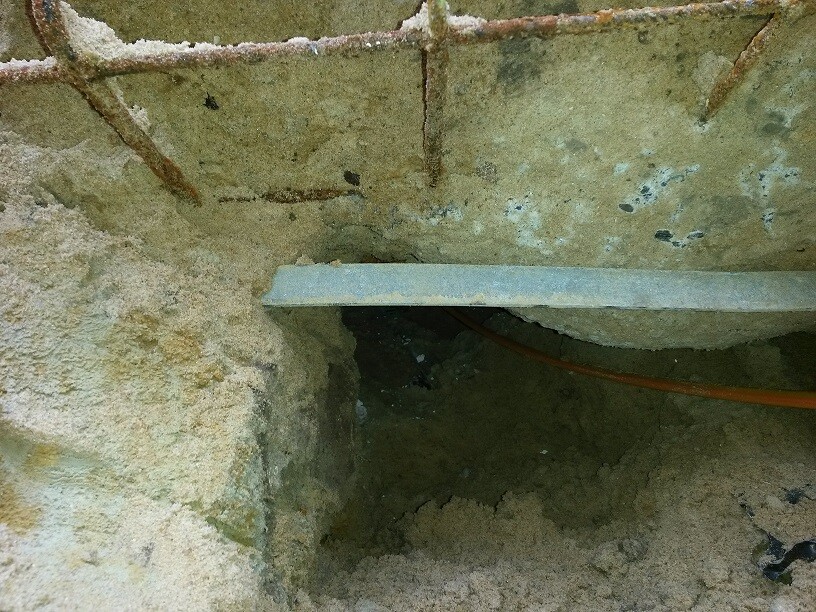 Kellerfundament auf Baustelle mit Erdarbeiten, Beton und Rohrleitung