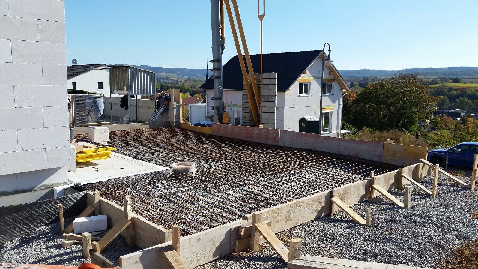 Rohbau-Fundament mit Stahlbewehrung auf Baustelle