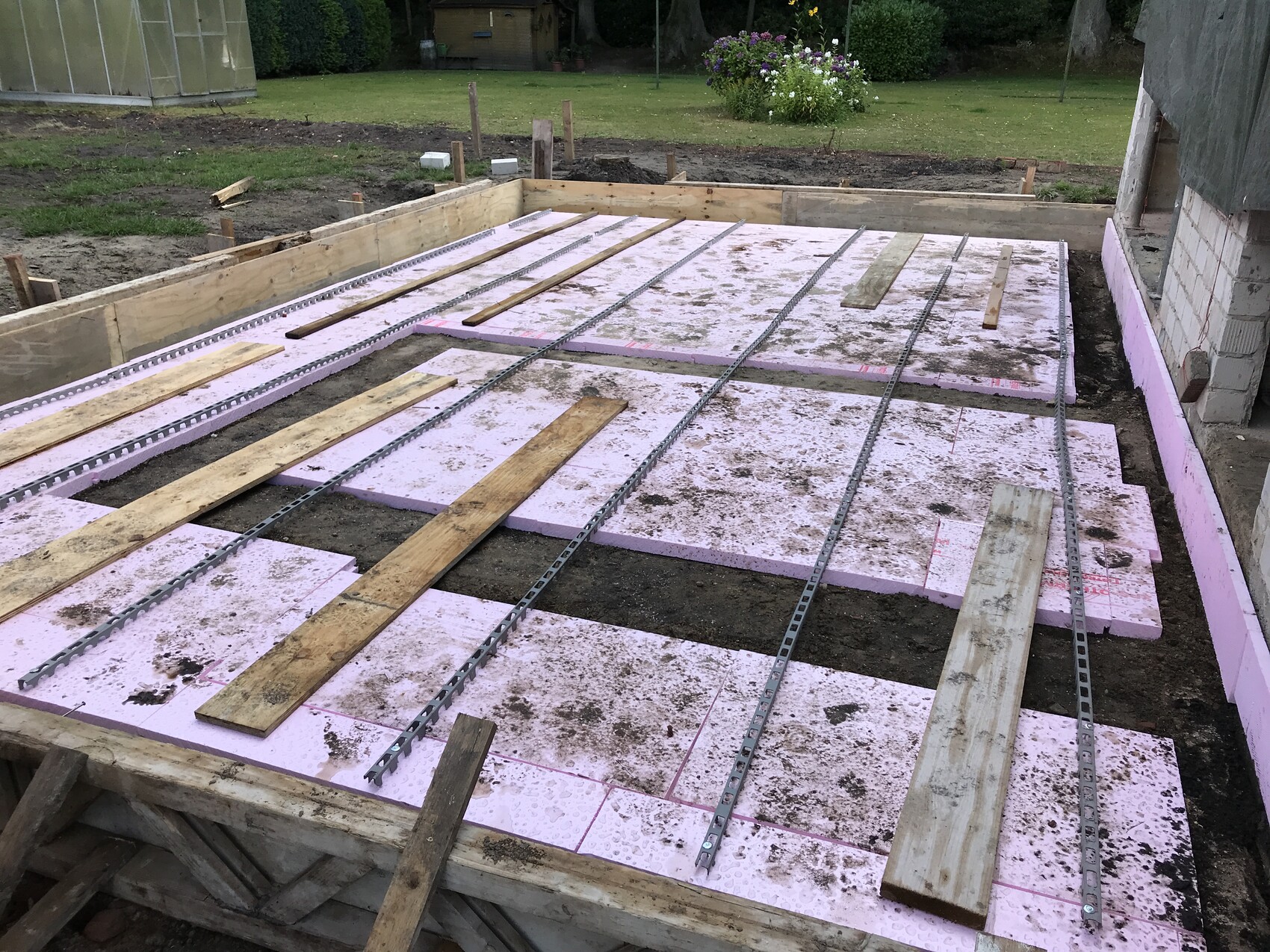 rohbau-fundament-platten-pink-daemmplatten-holzbauteile.JPG