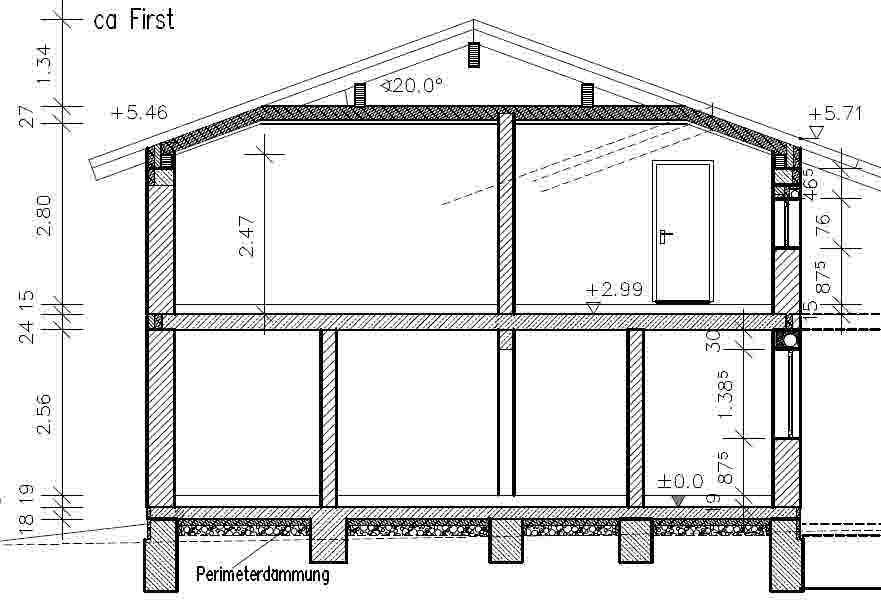 Querschnitt eines zweigeschossigen Hauses mit Dach, Tür, Fundament, Balken und Maßangaben.