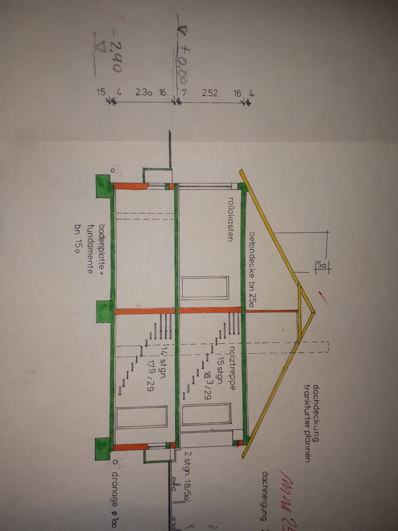 Handgezeichnete Bauzeichnung mit Treppen, Dachkonstruktion und Fundamenten.
