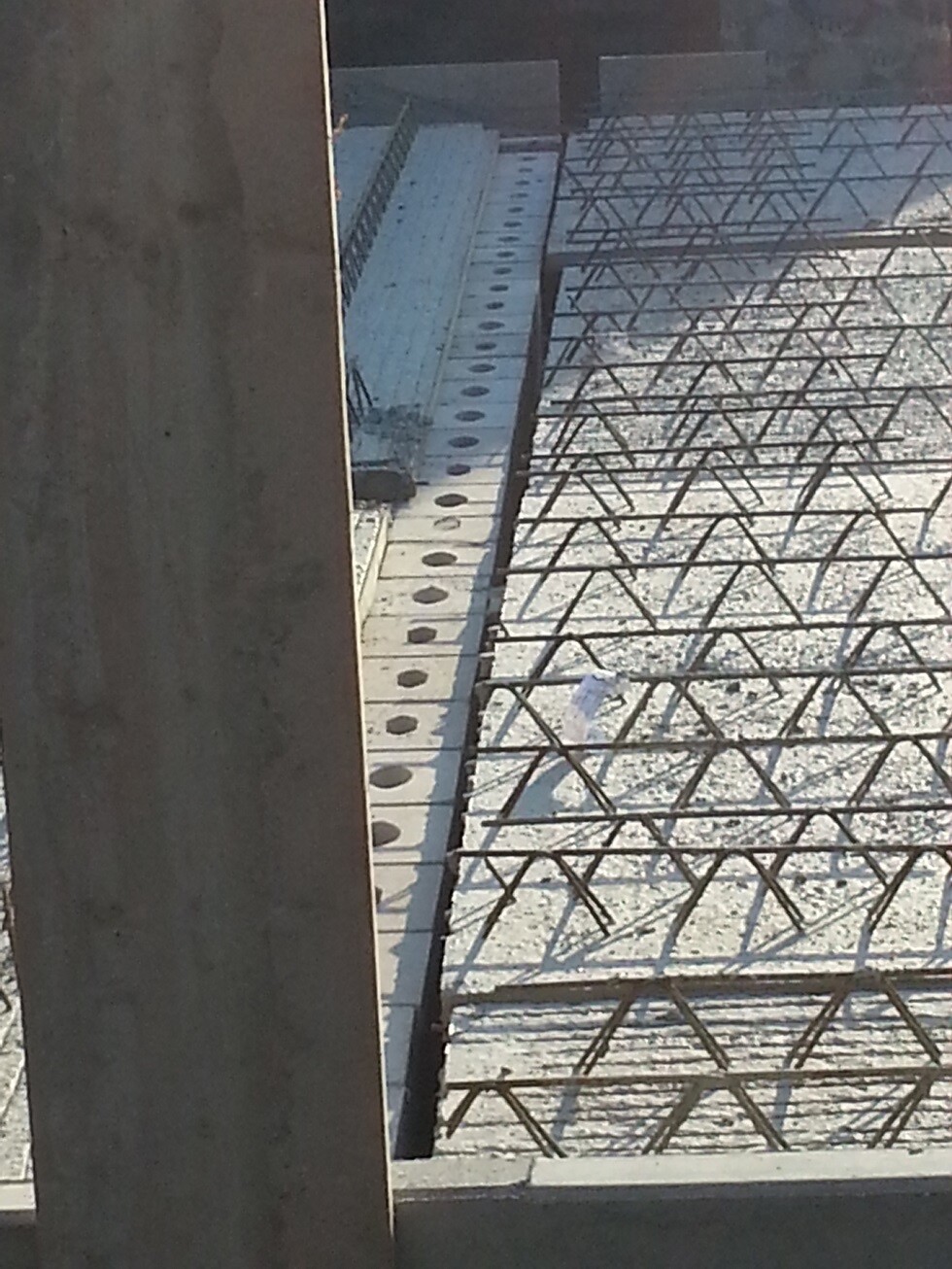 Bewehrungsstahl im Fundamentbereich einer Baukonstruktion, Stahlgitter sichtbar