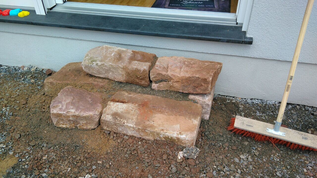 rohbau-fundament-steine-aussenbereich.jpeg
