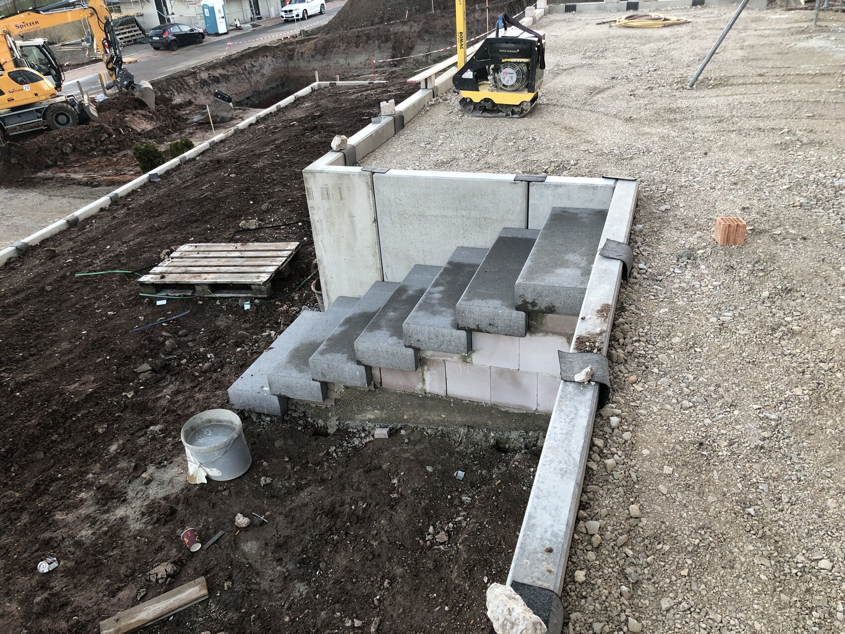 rohbau-fundament-stufenbau-bauarbeiten-baustelle.jpeg