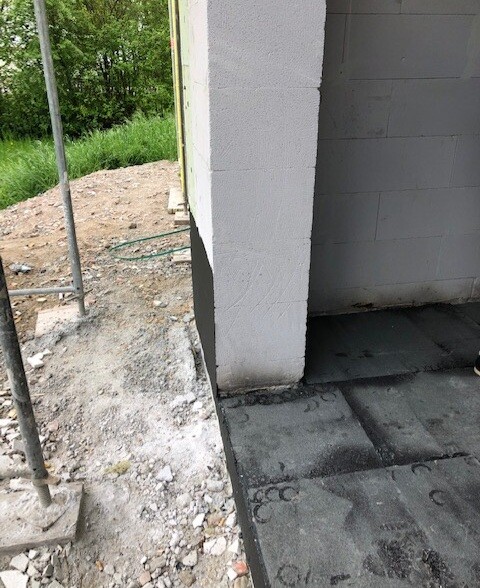 Unfertiges Rohbaufundament und Mauerwerk an einer Baustelle außen