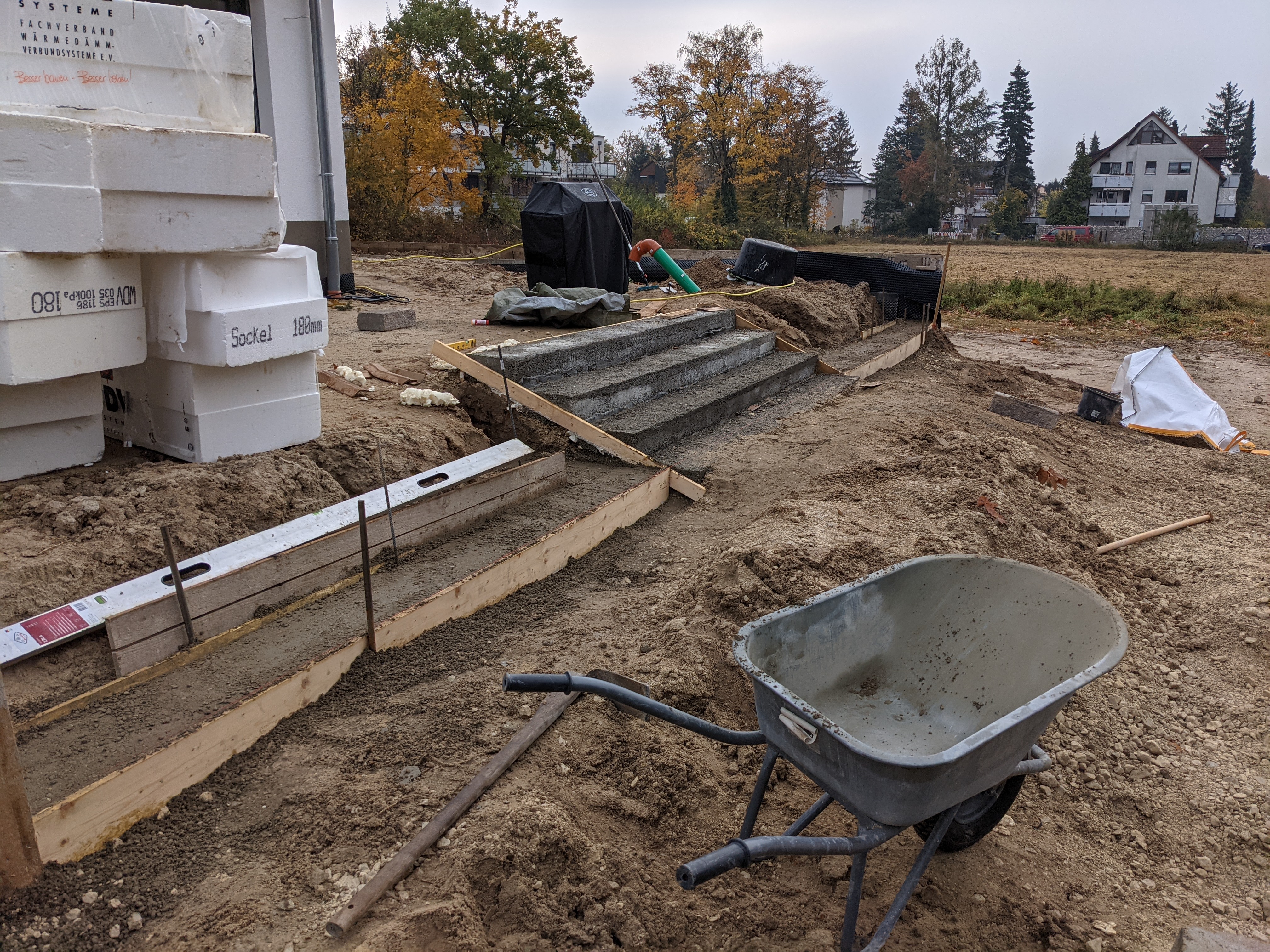 rohbau-fundament-und-baustelle-mit-stufen.jpg