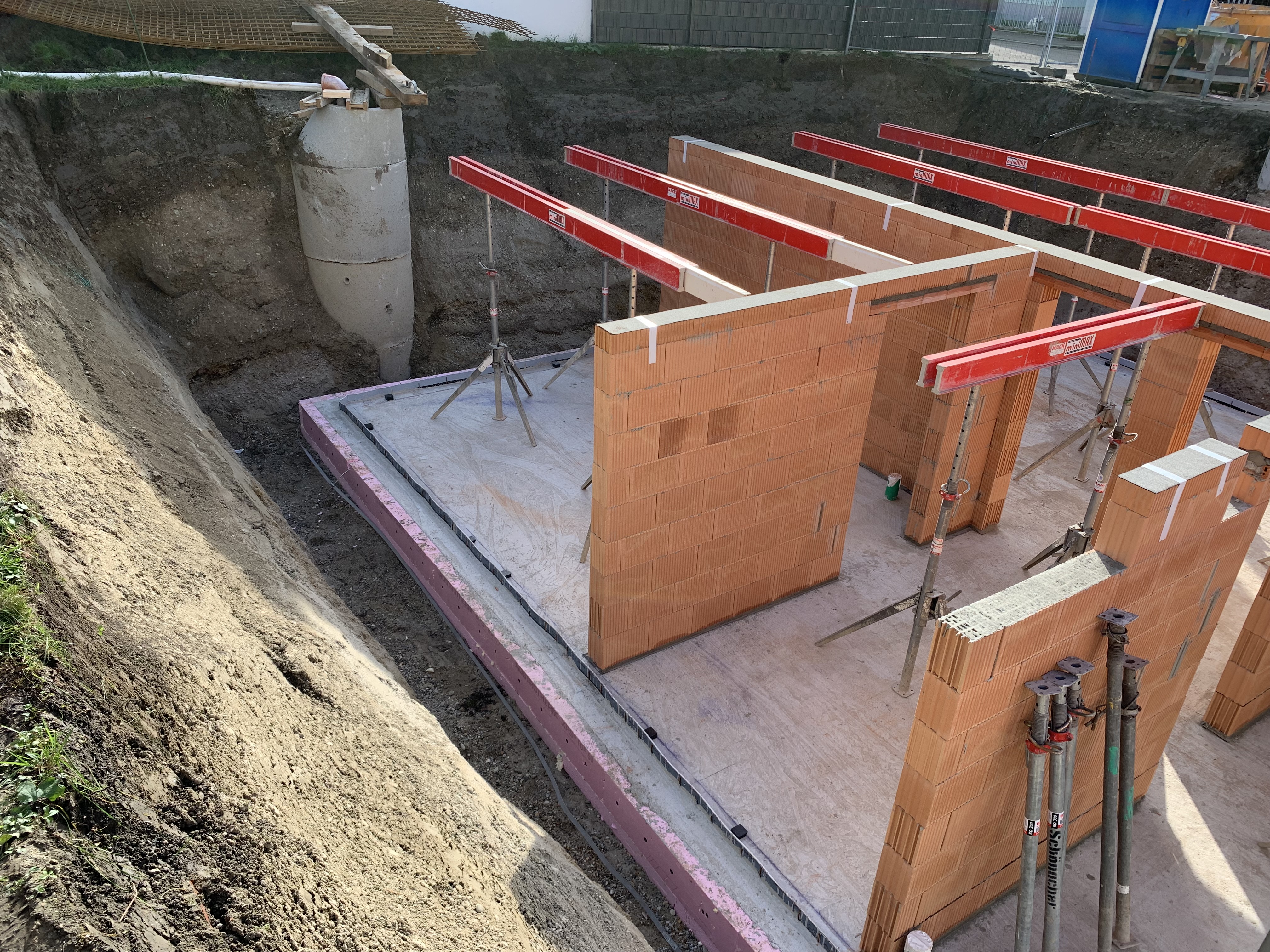 rohbau-fundament-und-wandaufbau-mauerwerk.jpeg