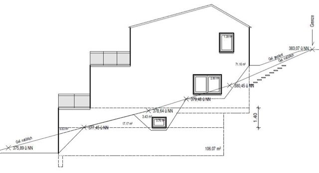 Architekturzeichnung eines Hauses am Hang mit Geländekonturen, Maßlinien und Fenstern.