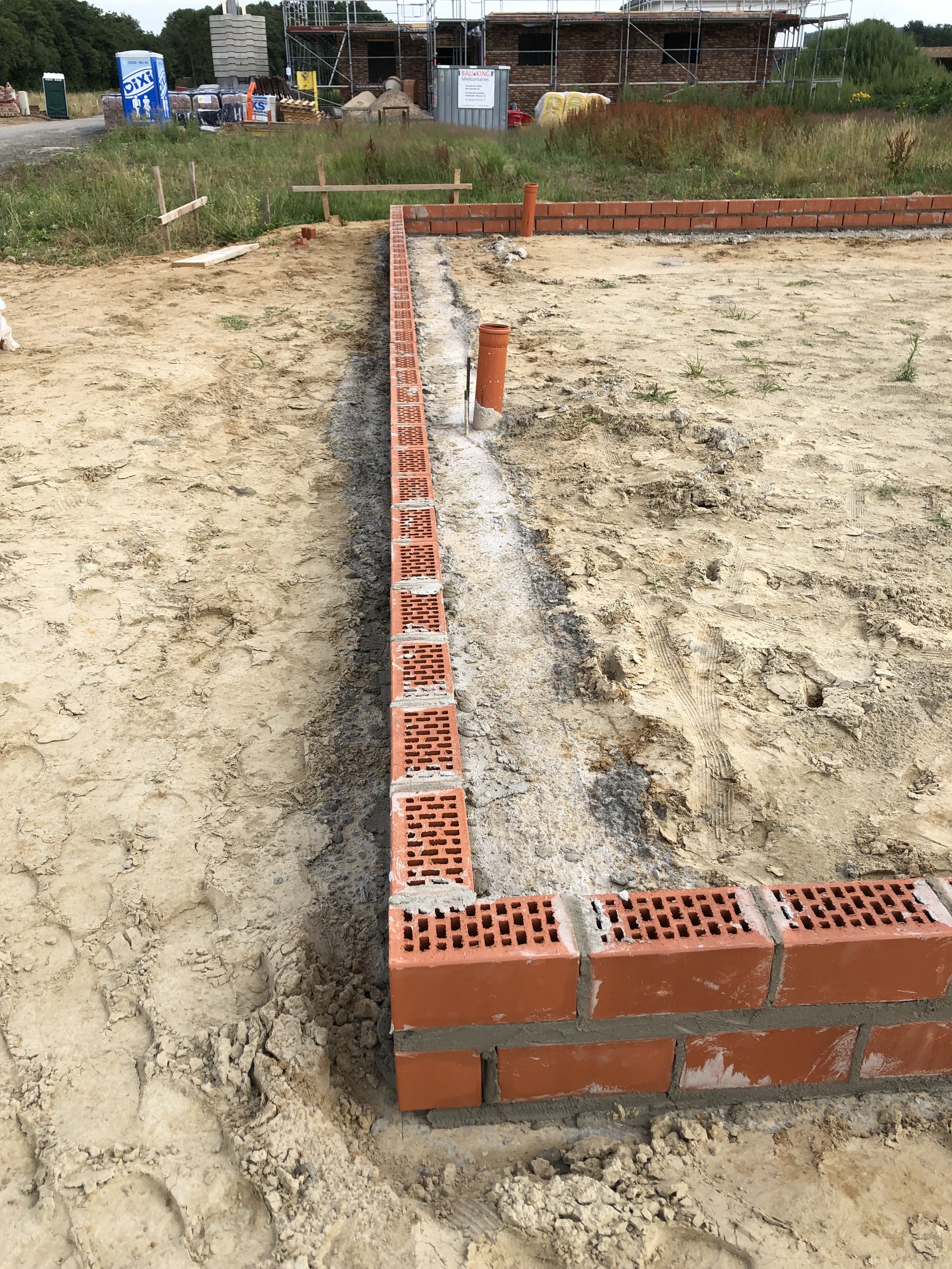 rohbau-fundament-ziegelwand-baustelle.jpeg