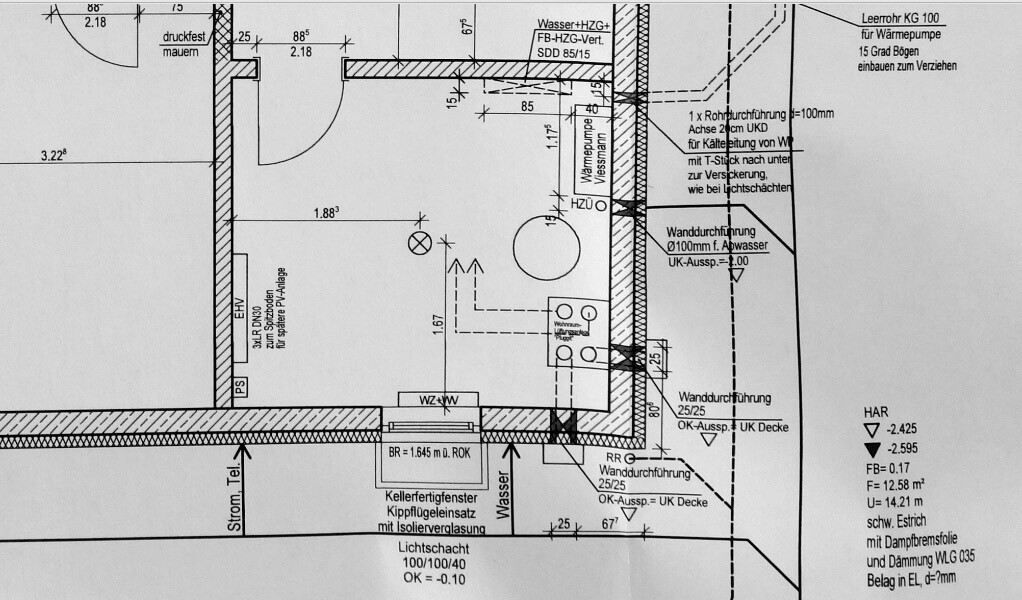 2D-Grundrissplan eines Gebäudes mit Wänden, Türen und Haustechnik, Maßangaben