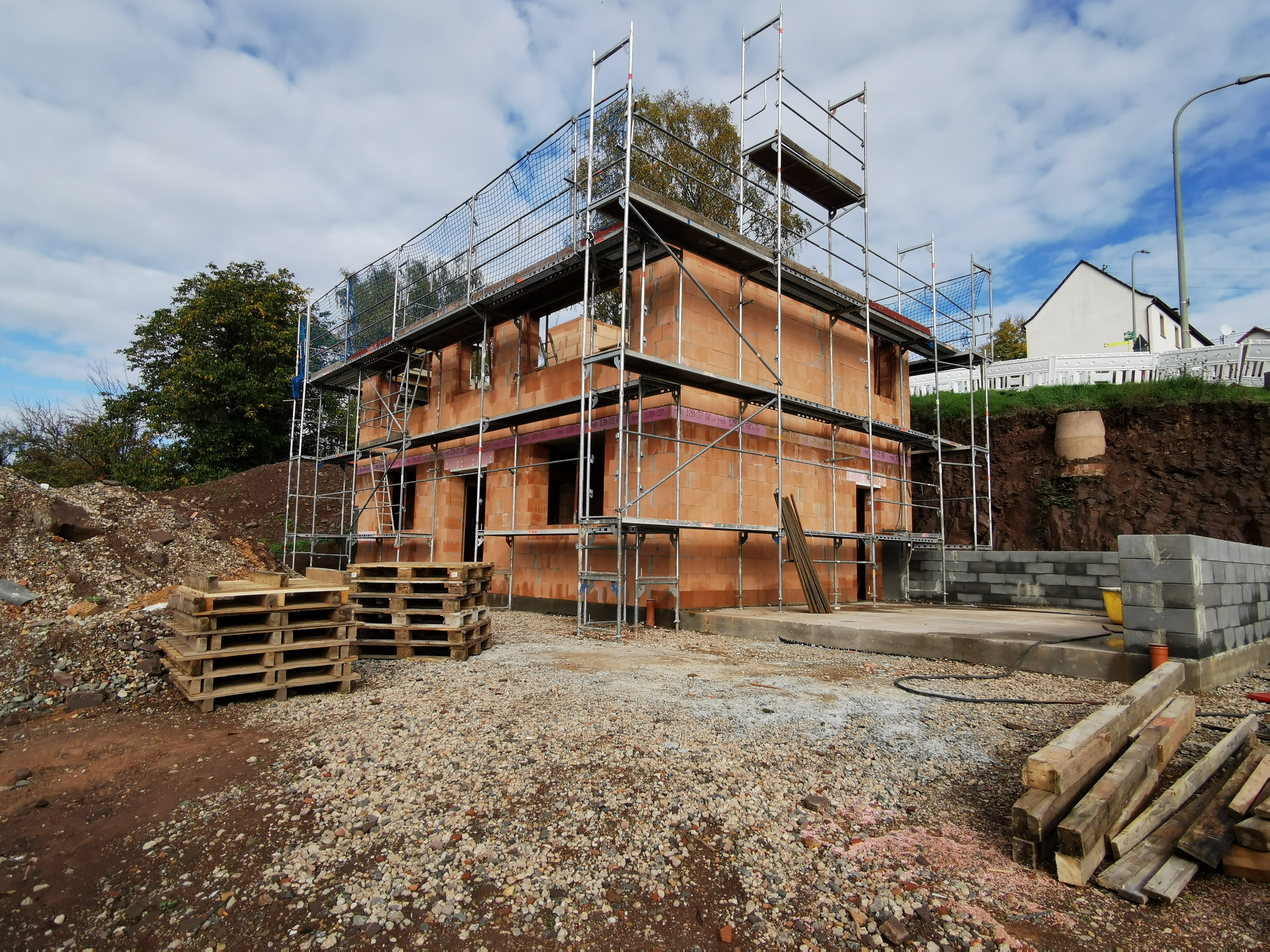 rohbau-hausbau-baustelle-mauerwerk-geruest.jpg